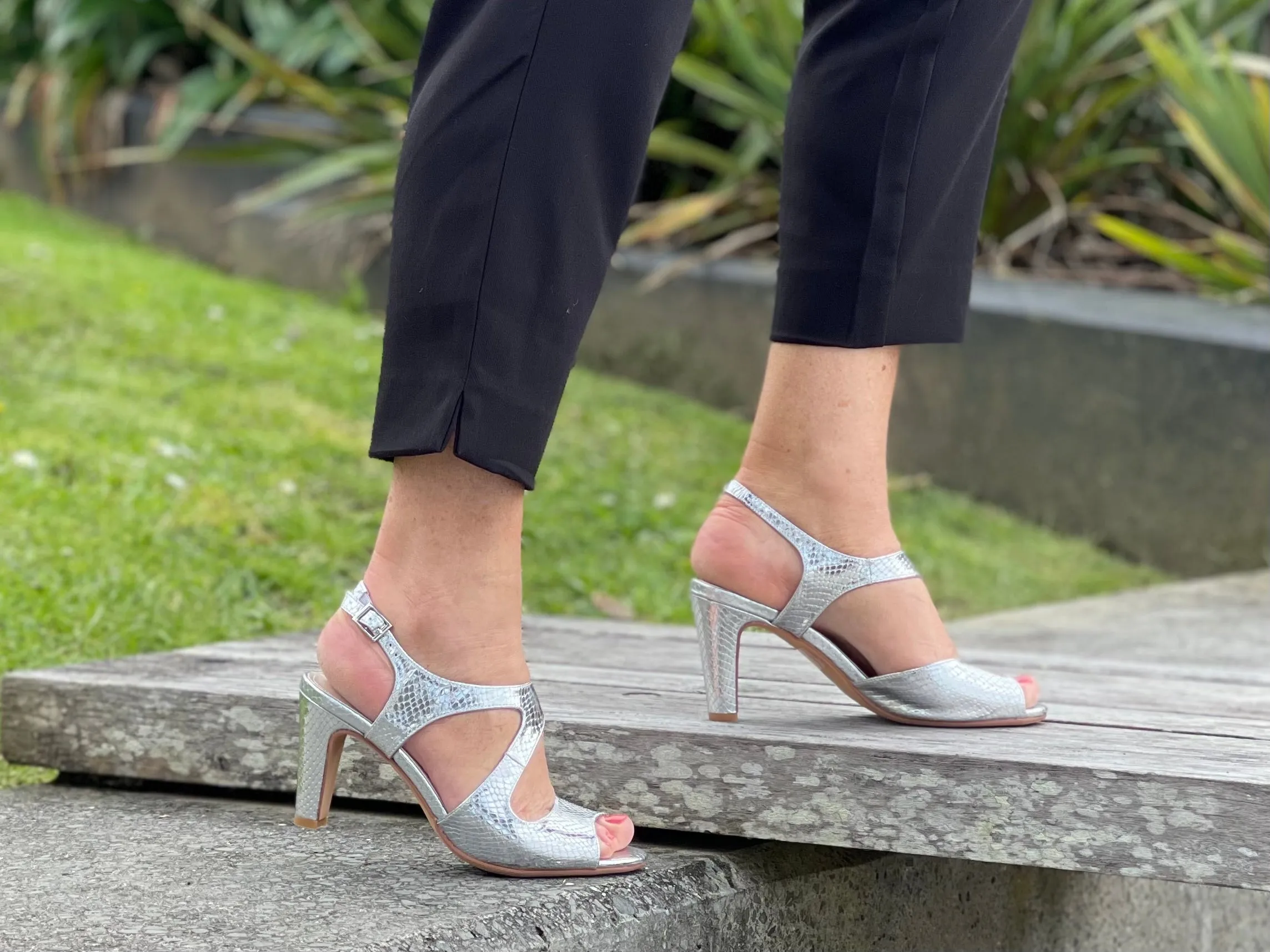 Vago Luna available in 3 colours