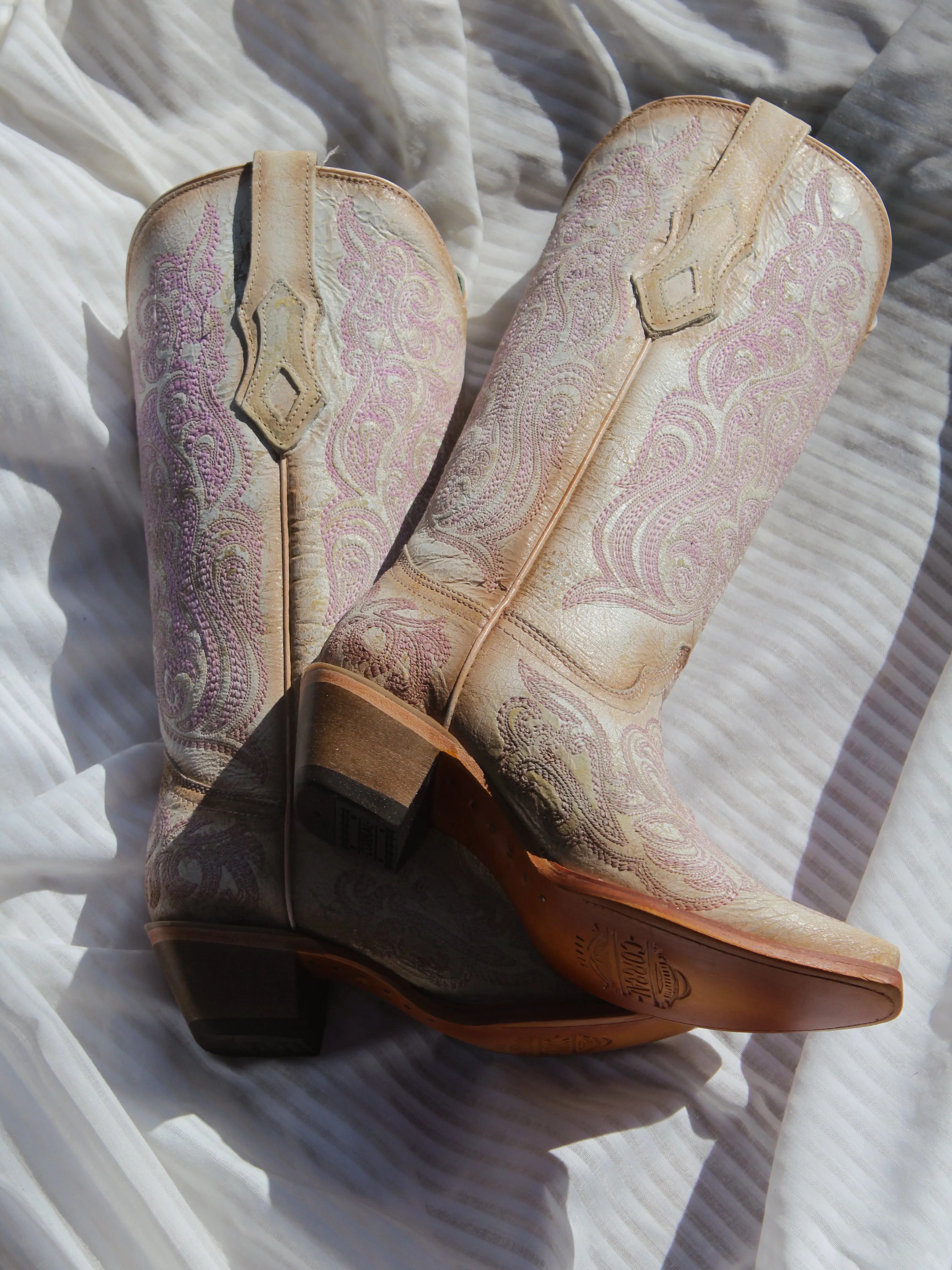 Women's Crackled Luminescent Embroidery Western Boots